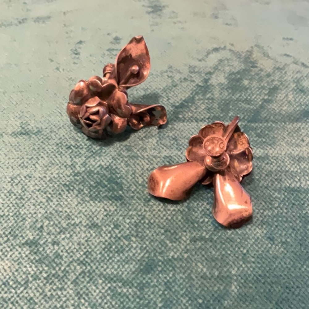 Vintage sterling screw back flower leaf earrings.